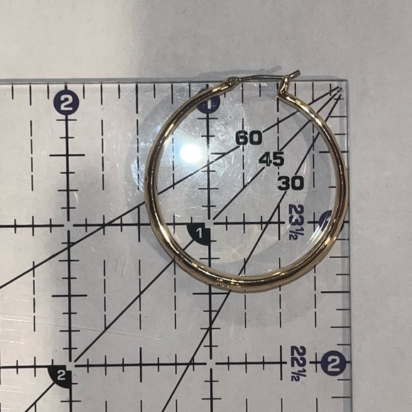 HOUSE OF HARLOW 1960 Gold Tone Hammered Hoop 1 3/8” Snap Back Earrings NIB CDW - Picture 4 of 7